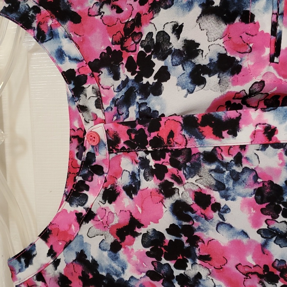 Blouse size medium. - Picture 2 of 8